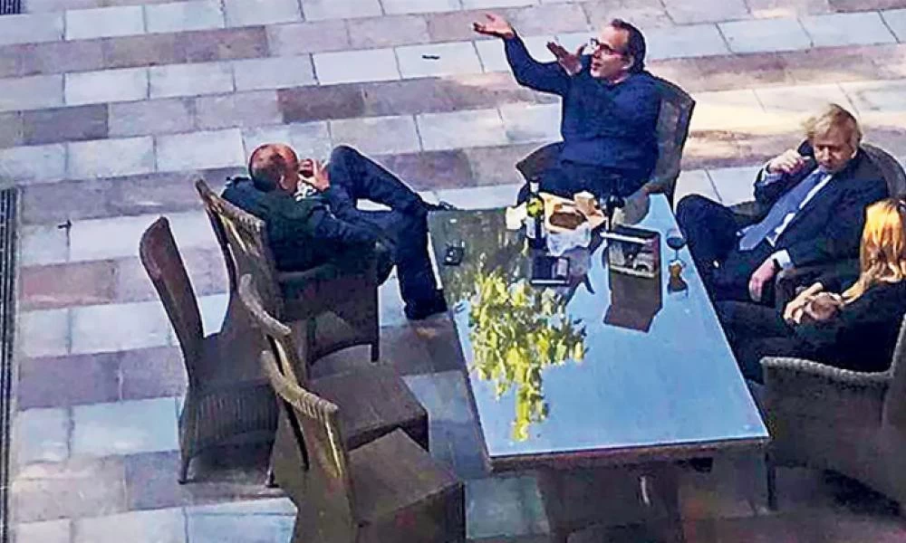 Κορονοπάρτι καίνε τον Μπόρις Τζόνσον: Εκείνος τα διοργάνωνε